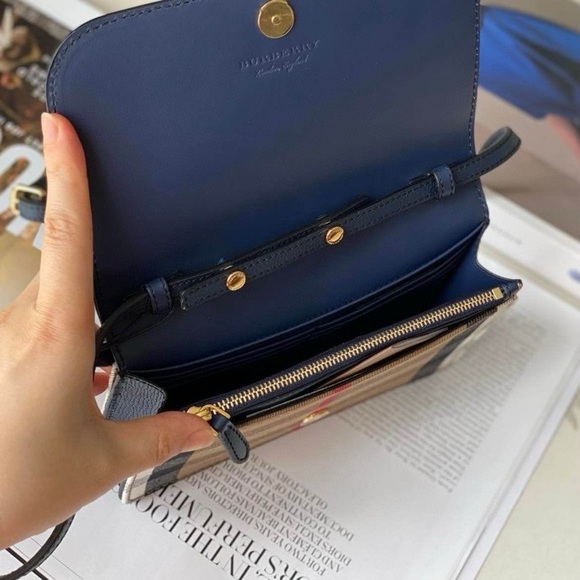 Burberry classic check leather crossbody bag with detachable/ adjustable strap - Picture 3 of 9